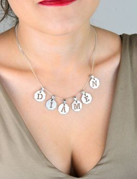 Zawieszka srebrna 925 z literką „A” na blaszce. Długość 2,0 cm, szerokość 1,5 cm, waga 1,65 g. Idealna na prezent i personalizację biżuterii (4).JPG