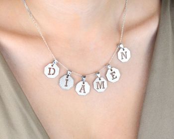 Zawieszka srebrna 925 z literką „A” na blaszce. Długość 2,0 cm, szerokość 1,5 cm, waga 1,65 g. Idealna na prezent i personalizację biżuterii (5).JPG