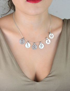 Zawieszka z literką B wykonana ze srebra próby 925, waga 1,60 g, wymiary 2,0 × 1,5 cm. Elegancki, personalizowany dodatek idealny na prezent. Sprawdź! (3).JPG