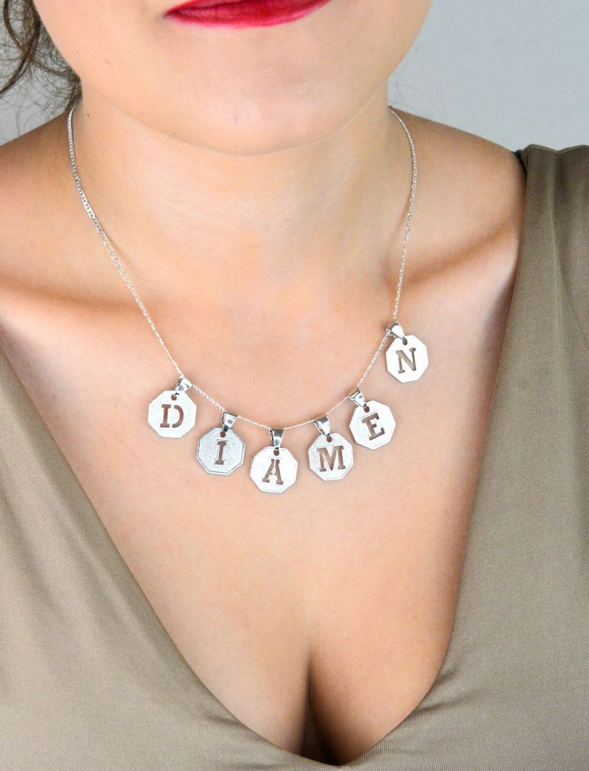 Srebrna zawieszka z literką D na blaszce, próba 925, wymiary 2,0 x 1,5 cm, waga 1,84 g. Elegancki i osobisty dodatek, idealny na prezent. 1.jpg