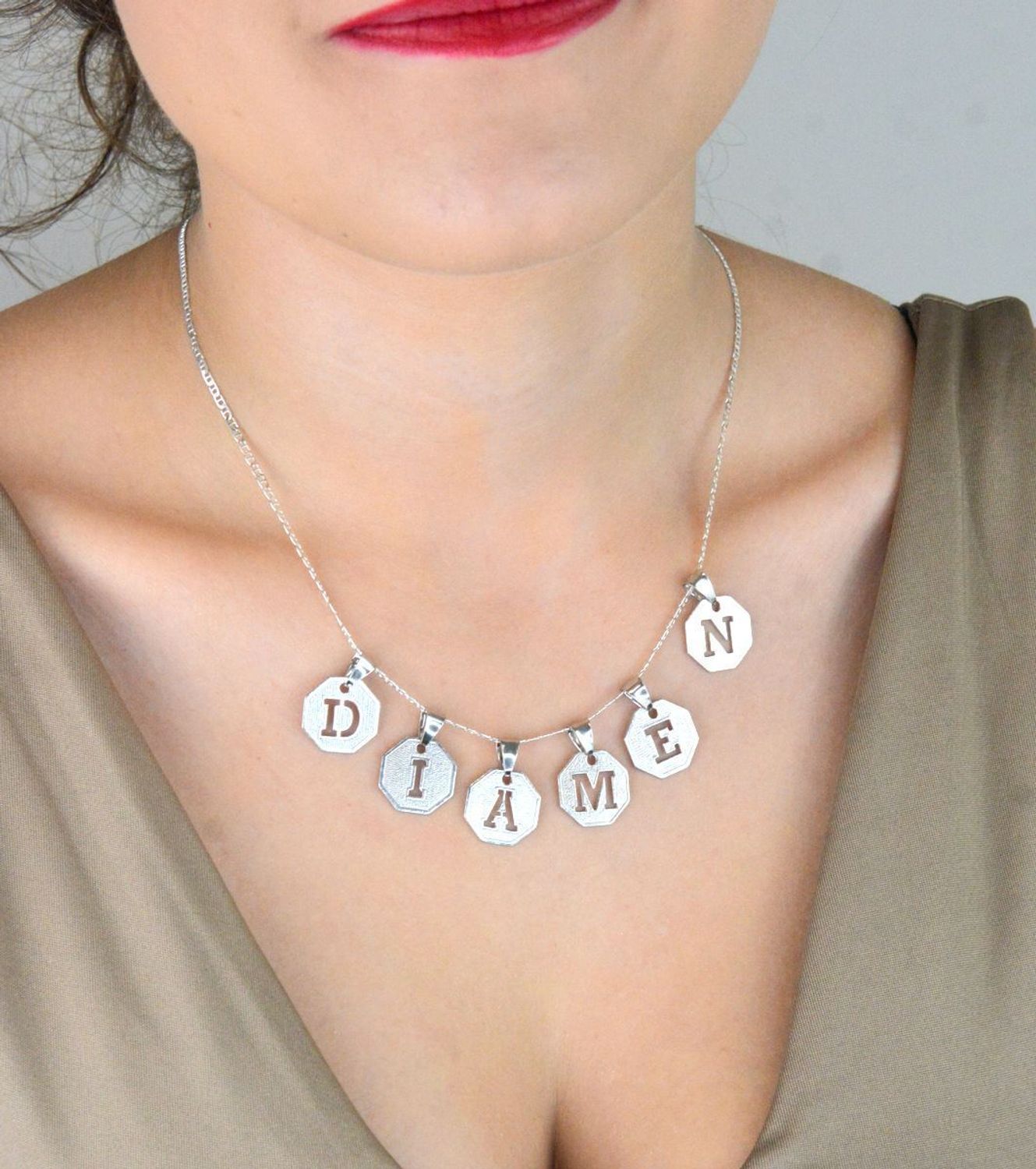 Zawieszka srebrna 925 z literką „E” na blaszce. Wymiary 1,5 cm x 2,0 cm, waga 1,71 g. Elegancka i personalizowana biżuteria na prezent.2.jpg