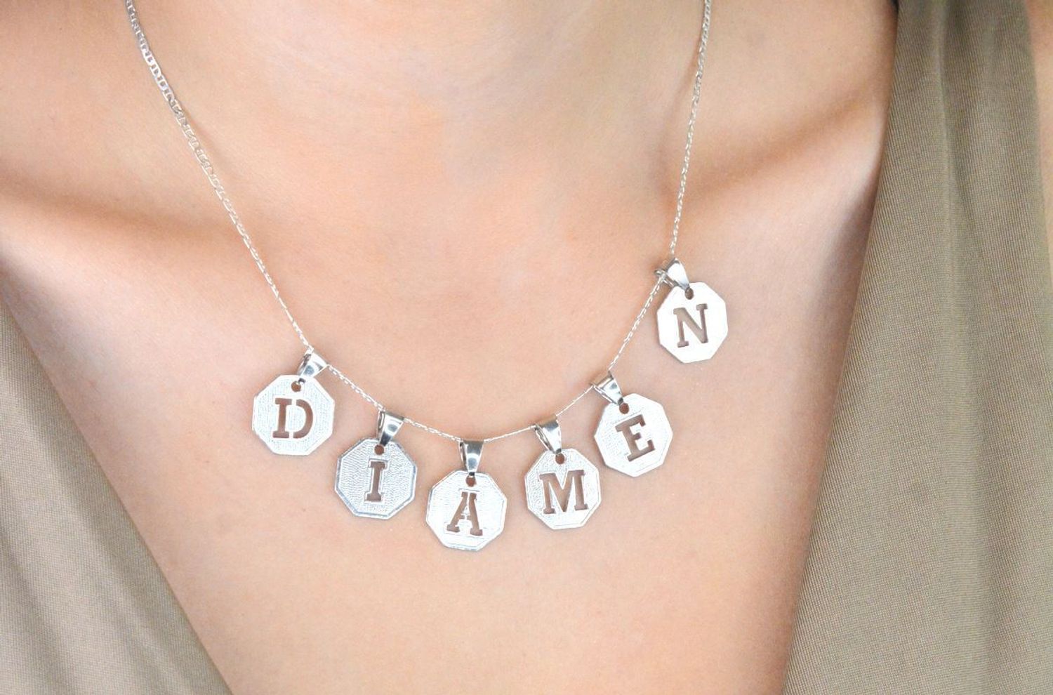 Zawieszka srebrna 925 z literką „E” na blaszce. Wymiary 1,5 cm x 2,0 cm, waga 1,71 g. Elegancka i personalizowana biżuteria na prezent.2.jpg