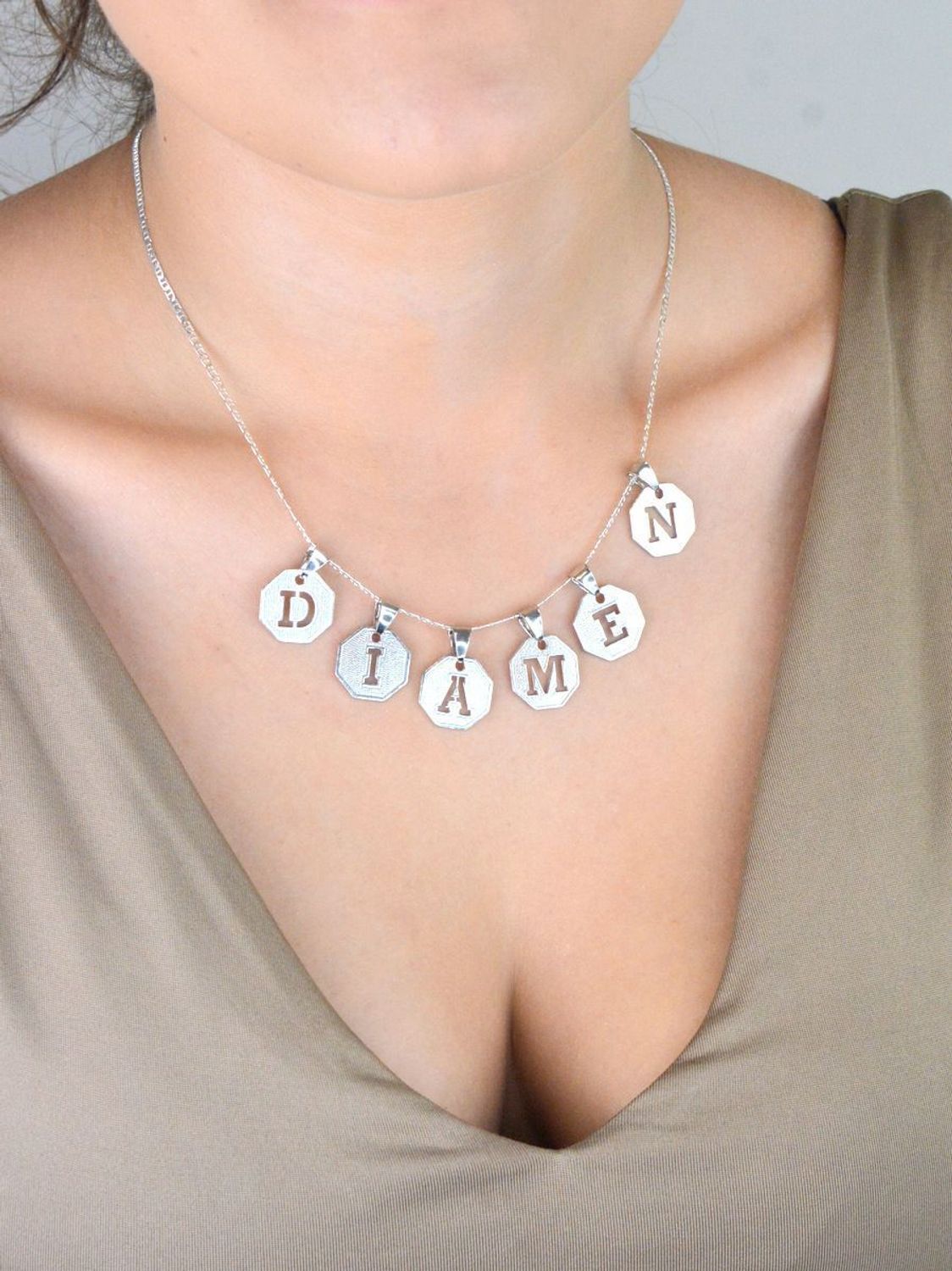 Zawieszka srebrna 925 z literką „E” na blaszce. Wymiary 1,5 cm x 2,0 cm, waga 1,71 g. Elegancka i personalizowana biżuteria na prezent.2.jpg