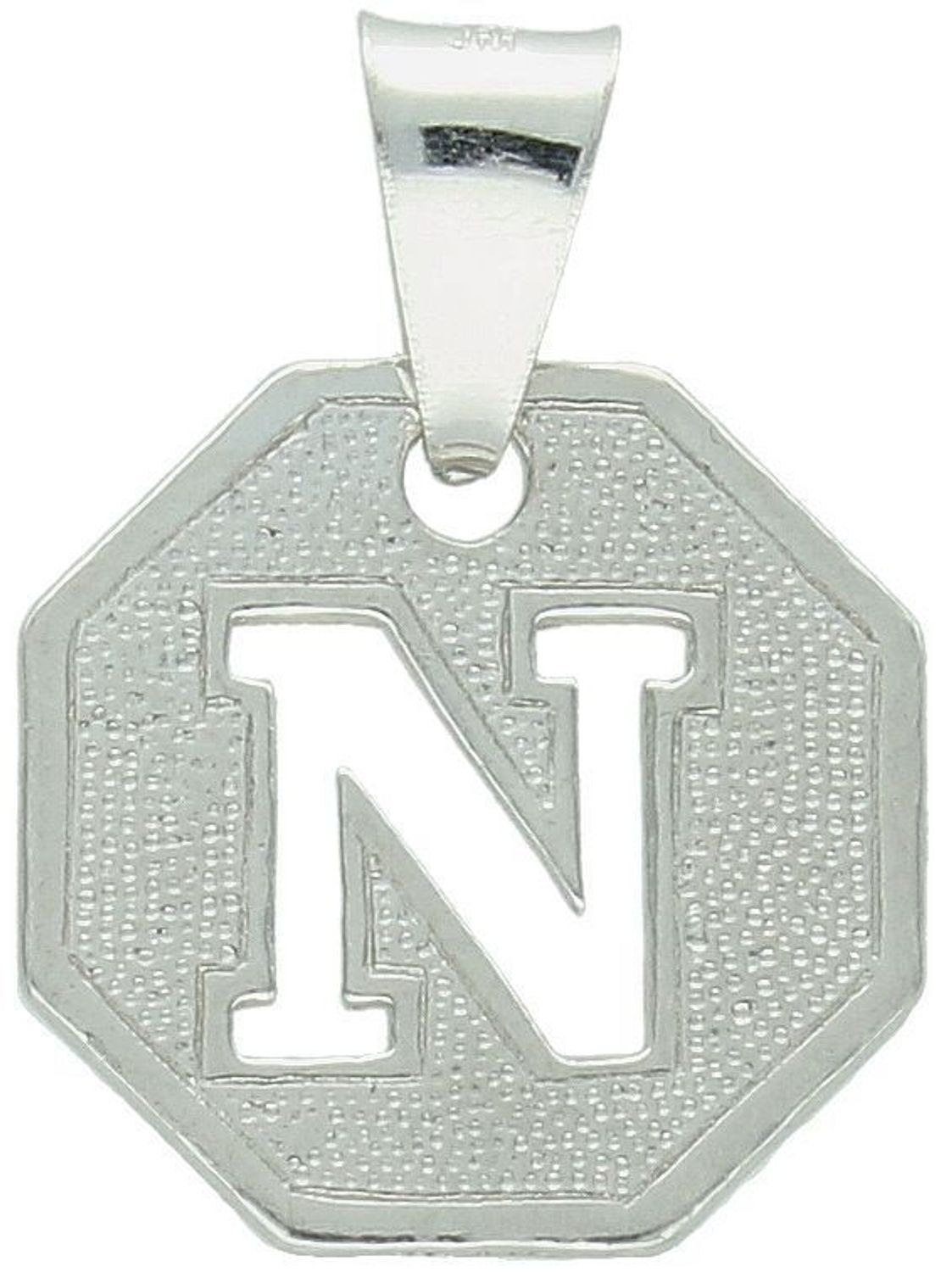 Subtelna zawieszka z literką N wykonana ze srebra próby 925. Wymiary 2,0 x 1,5 cm, waga 1,54 g. Idealna jako prezent lub osobista ozdoba z przesłaniem. Sprawdź teraz!1.jpg