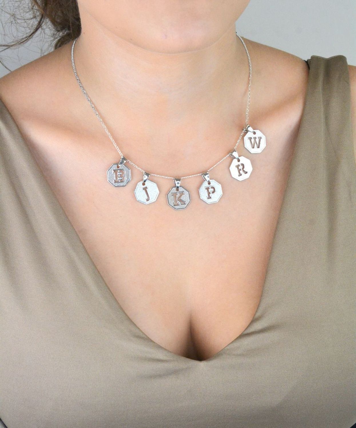 Elegancka zawieszka srebrna z literką P, próba 925, wymiary 2,0 x 1,5 cm, waga 1,73 g. Idealna personalizowana biżuteria i prezent dla niej.1.jpg