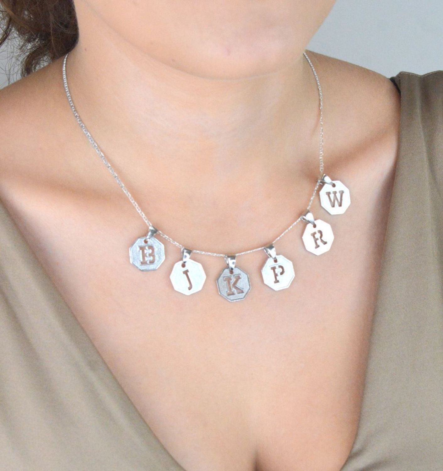 Elegancka zawieszka srebrna z literką P, próba 925, wymiary 2,0 x 1,5 cm, waga 1,73 g. Idealna personalizowana biżuteria i prezent dla niej.1.jpg