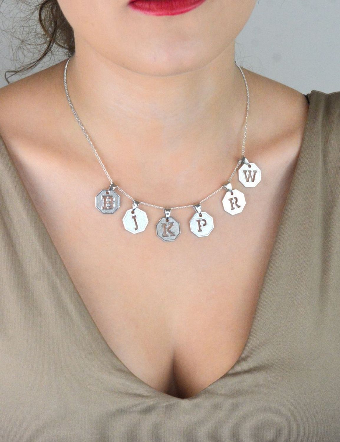 Elegancka zawieszka srebrna z literką P, próba 925, wymiary 2,0 x 1,5 cm, waga 1,73 g. Idealna personalizowana biżuteria i prezent dla niej.1.jpg