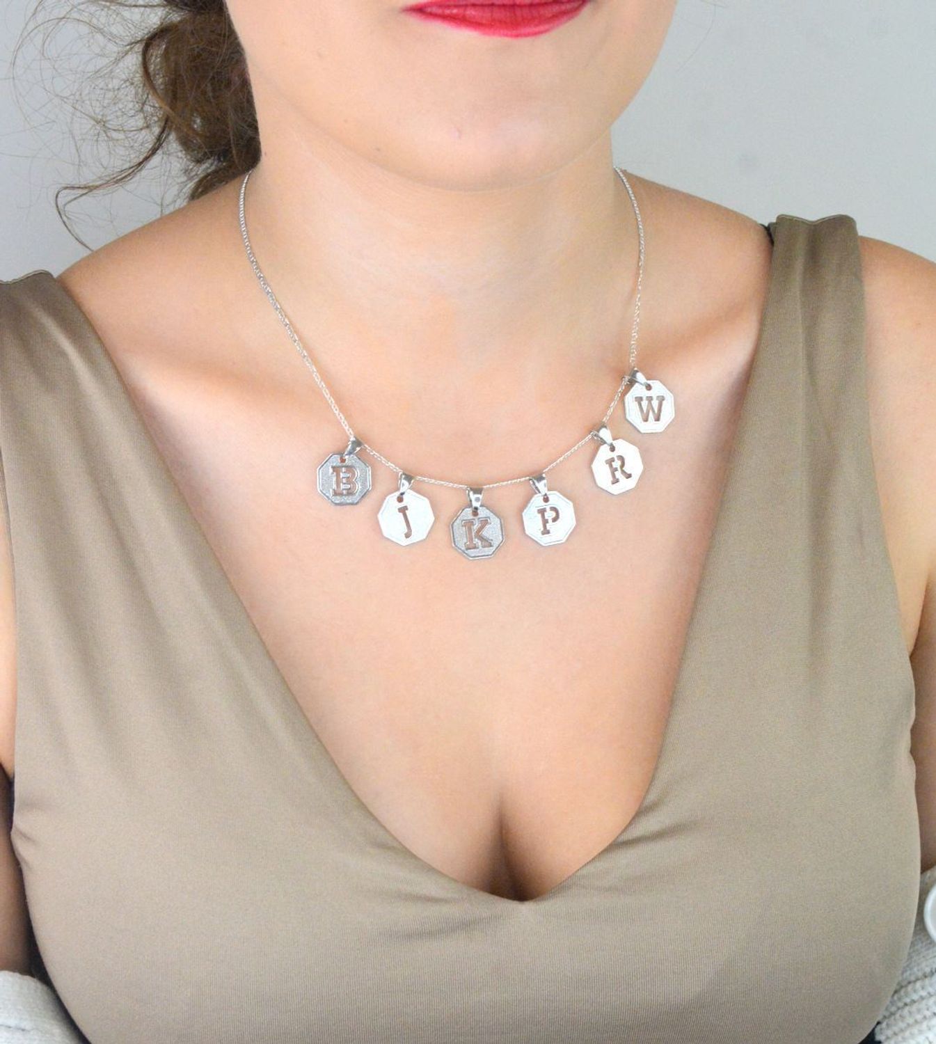 Elegancka zawieszka srebrna z literką W na blaszce, próba 925, wymiary 2,0 x 1,5 cm, waga 1,59 g. Idealna jako osobisty dodatek lub prezent. Sprawdź ofertę!1.jpg