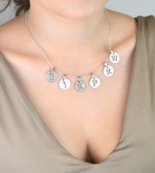legancka zawieszka srebrna z literką W na blaszce, próba 925, wymiary 2,0 x 1,5 cm, waga 1,59 g. Idealna jako osobisty dodatek lub prezent. Sprawdź ofertę! (2).JPG