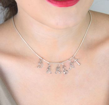 Zawieszka srebrna 925 z literką A, długość 1,7 cm, szerokość 7 mm, waga 0,33 g. Elegancka i minimalistyczna biżuteria personalizowana. Model DIA-ZAW-W324R-A-925 (1).JPG