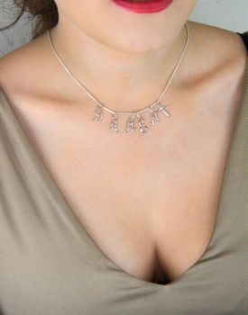 Zawieszka srebrna 925 z literką A, długość 1,7 cm, szerokość 7 mm, waga 0,33 g. Elegancka i minimalistyczna biżuteria personalizowana. Model DIA-ZAW-W324R-A-925 (2).JPG