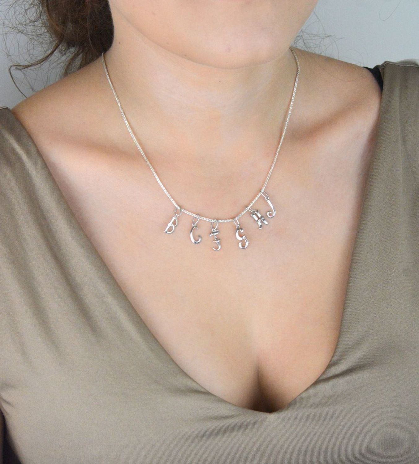 Srebrna zawieszka z literką B, wykonana z próby 925. Subtelna, personalizowana biżuteria – długość 1,7 cm, szerokość 5 mm, waga 0,33 g. Model DIA-ZAW-W324R-B-925.1.jpg