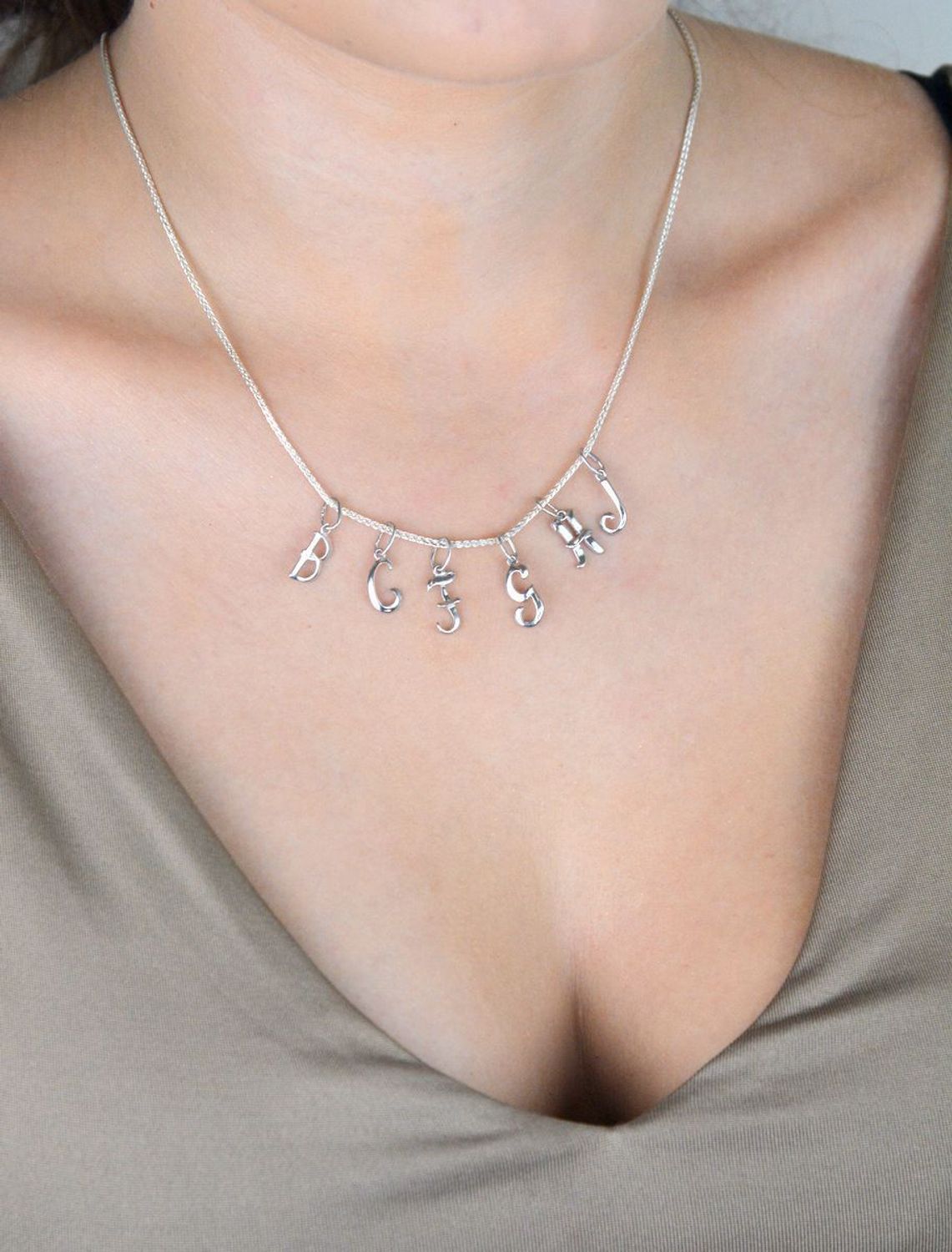 Zawieszka srebrna 925 z literką C, długość 1,7 cm, szerokość 6 mm, waga 0,33 g. Personalizowana, subtelna biżuteria na prezent lub na co dzień. Model DIA-ZAW-W324R-C-925.1.jpg