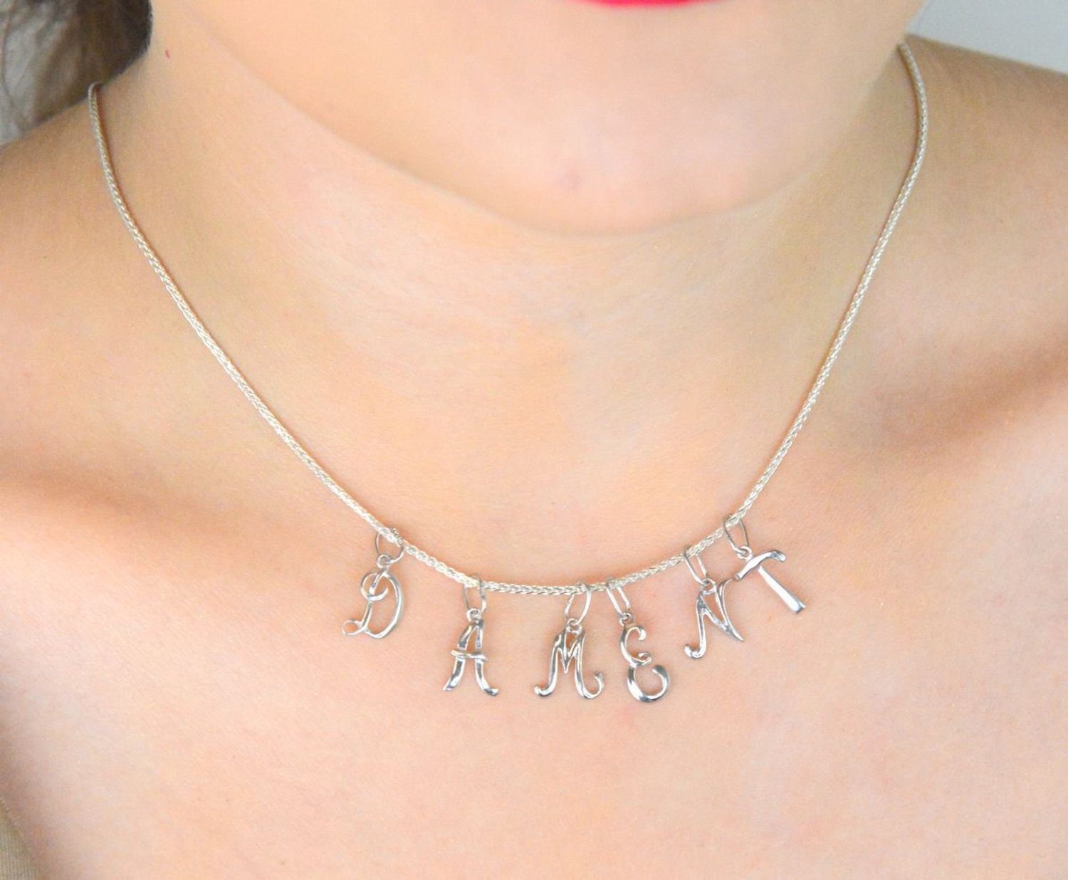 Zawieszka srebrna 925 z literką E, długość z oczkiem 1,7 cm, szerokość 6 mm, waga 0,33 g. Minimalistyczna, elegancka biżuteria personalizowana. Model DIA-ZAW-W324R-E-925.1.jpg