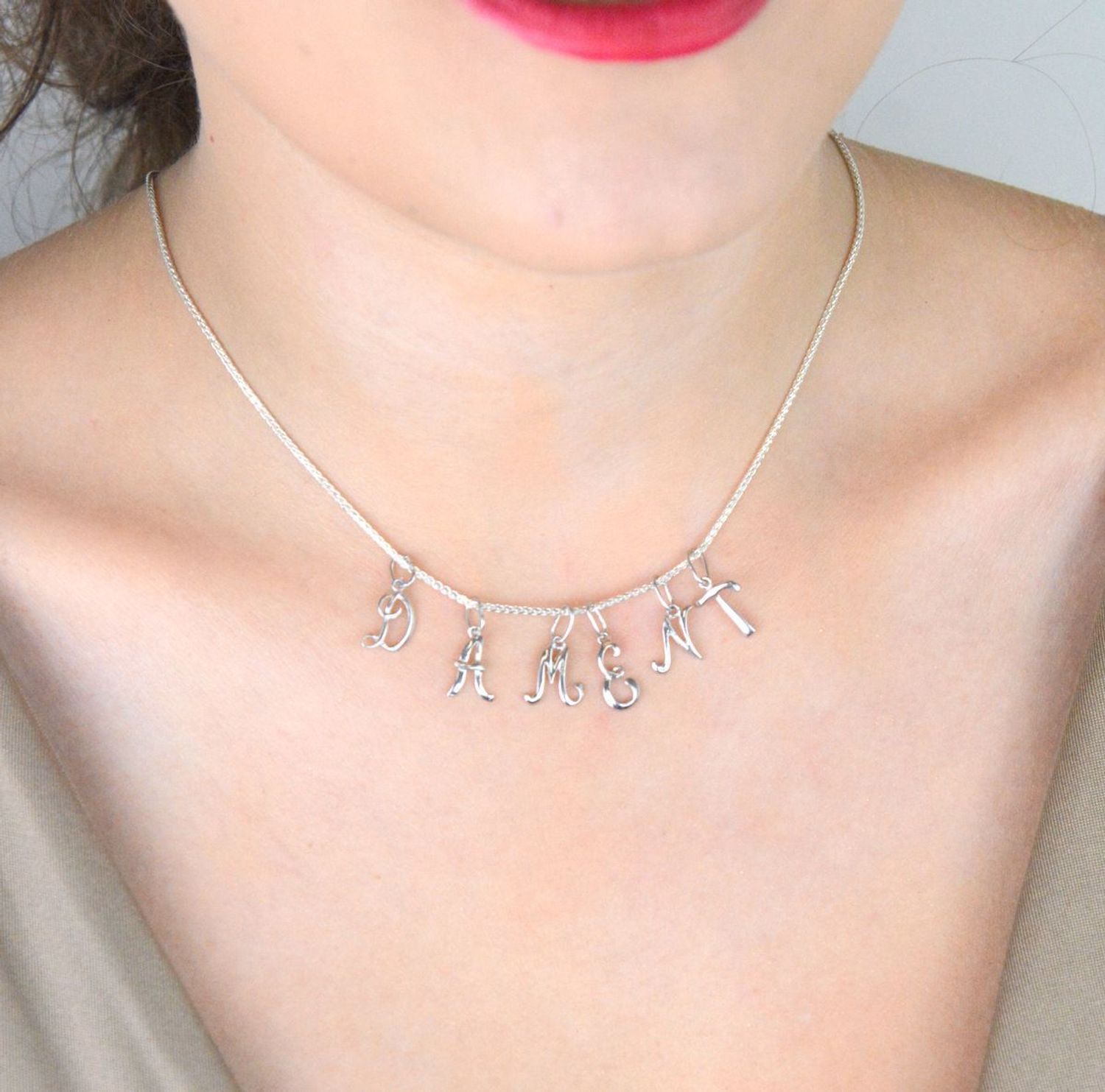 Zawieszka srebrna 925 z literką E, długość z oczkiem 1,7 cm, szerokość 6 mm, waga 0,33 g. Minimalistyczna, elegancka biżuteria personalizowana. Model DIA-ZAW-W324R-E-925.1.jpg