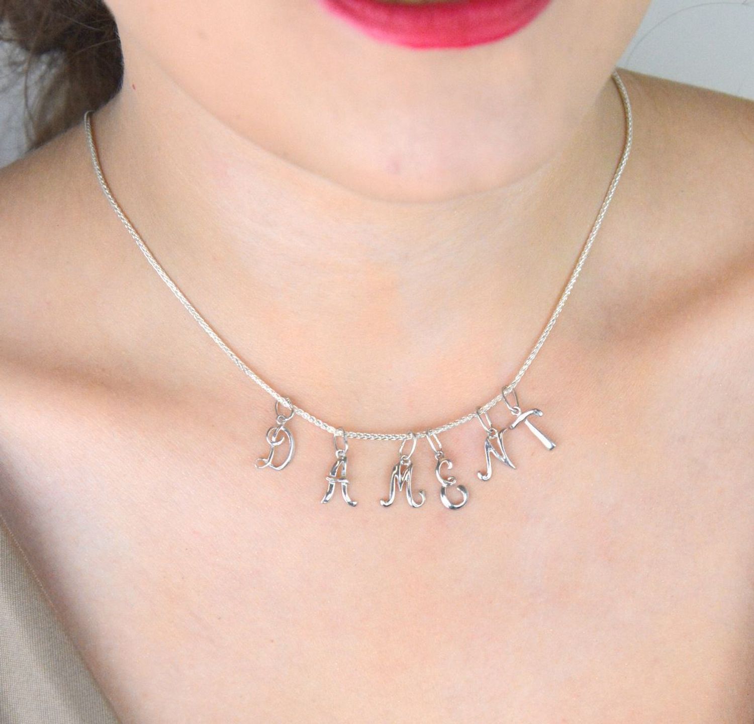 Zawieszka srebrna 925 z literką E, długość z oczkiem 1,7 cm, szerokość 6 mm, waga 0,33 g. Minimalistyczna, elegancka biżuteria personalizowana. Model DIA-ZAW-W324R-E-925.1.jpg