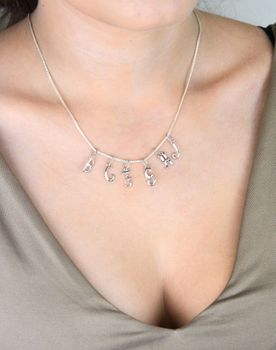 Zawieszka srebrna 925 z literką F, długość 1,7 cm, szerokość 6 mm, waga 0,33 g. Subtelna, elegancka i personalizowana biżuteria. Model DIA-ZAW-W324R-F-925 (4).JPG