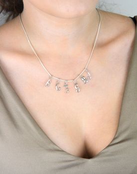 Zawieszka srebrna 925 z literką F, długość 1,7 cm, szerokość 6 mm, waga 0,33 g. Subtelna, elegancka i personalizowana biżuteria. Model DIA-ZAW-W324R-F-925 (6).JPG