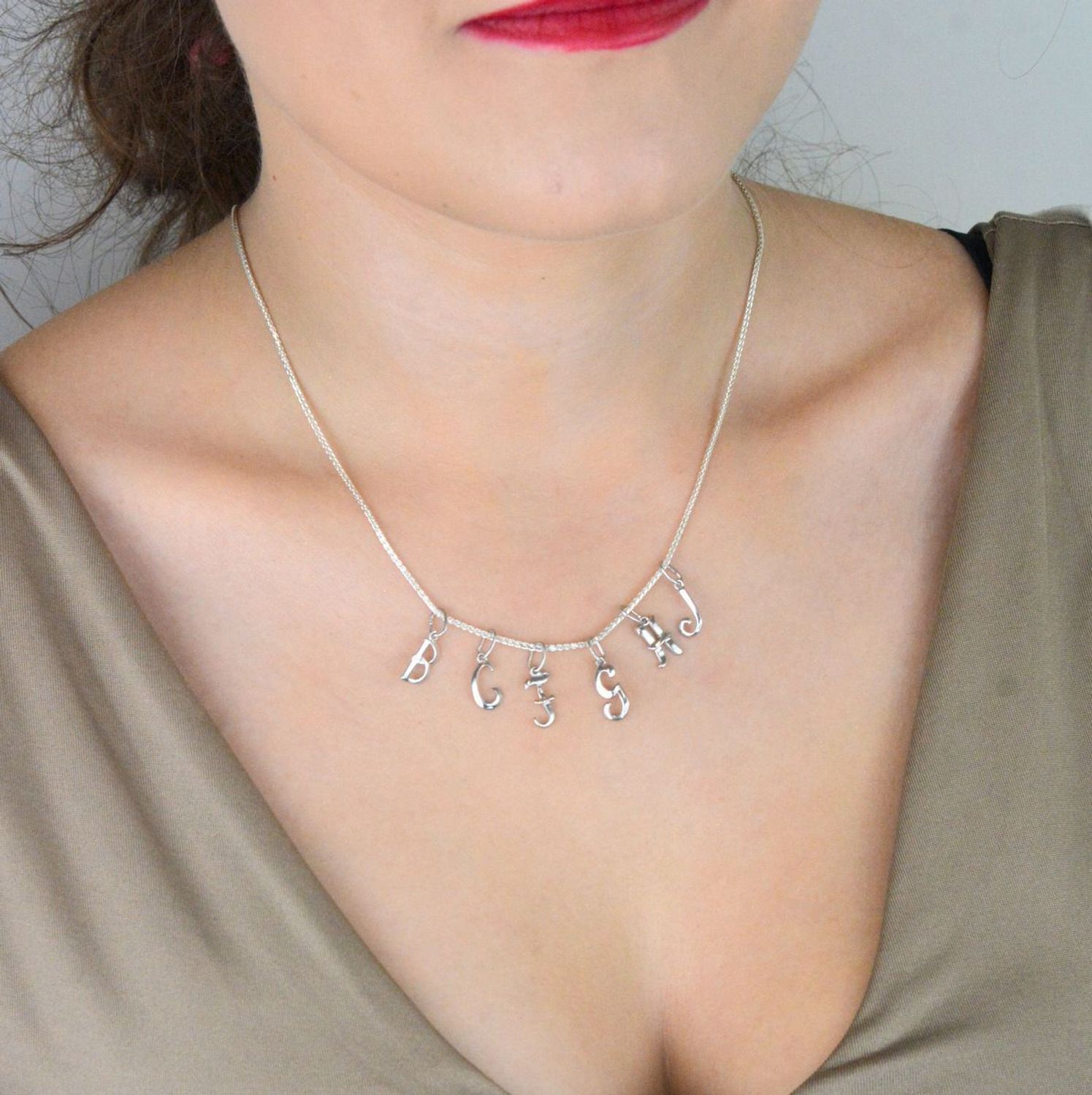 Zawieszka srebrna 925 z literką F, długość 1,7 cm, szerokość 6 mm, waga 0,33 g. Subtelna, elegancka i personalizowana biżuteria. Model DIA-ZAW-W324R-F-925.1.jpg