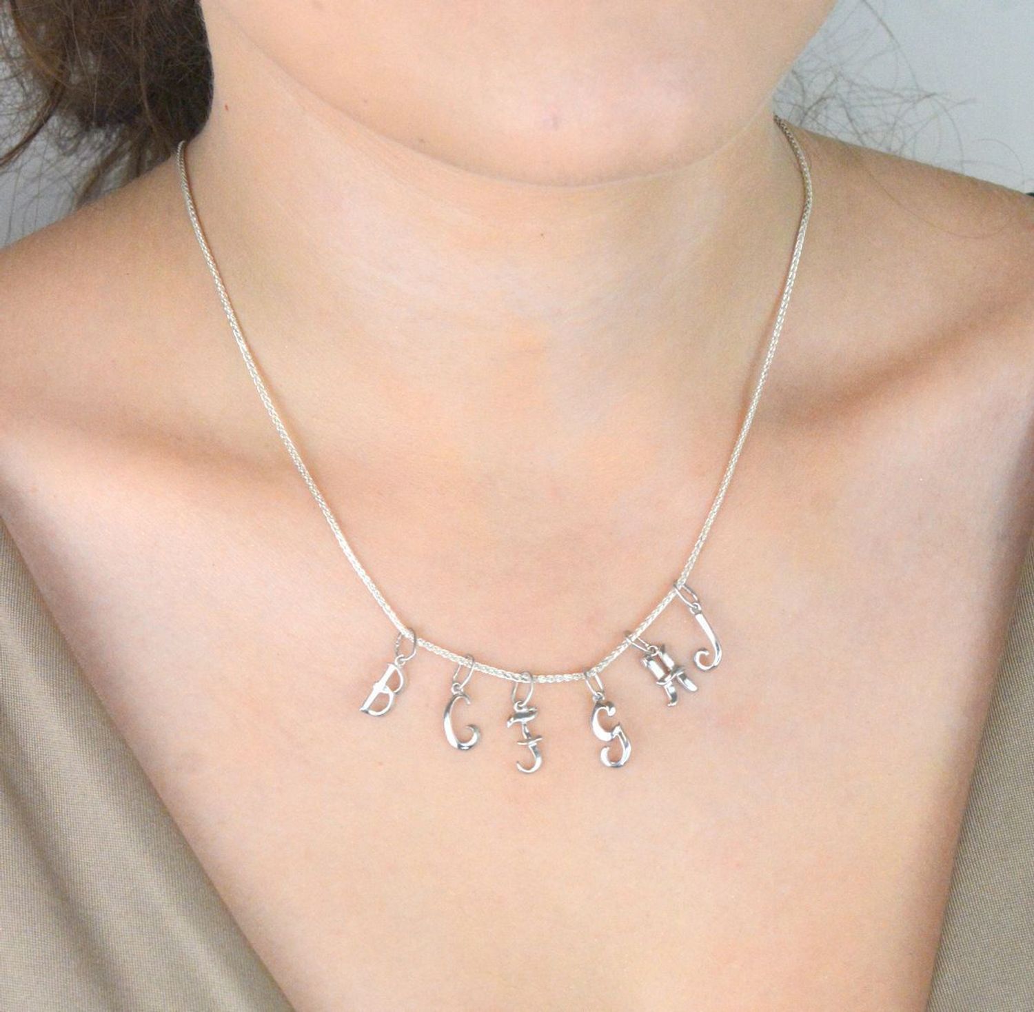 Zawieszka srebrna 925 z literką F, długość 1,7 cm, szerokość 6 mm, waga 0,33 g. Subtelna, elegancka i personalizowana biżuteria. Model DIA-ZAW-W324R-F-925.1.jpg