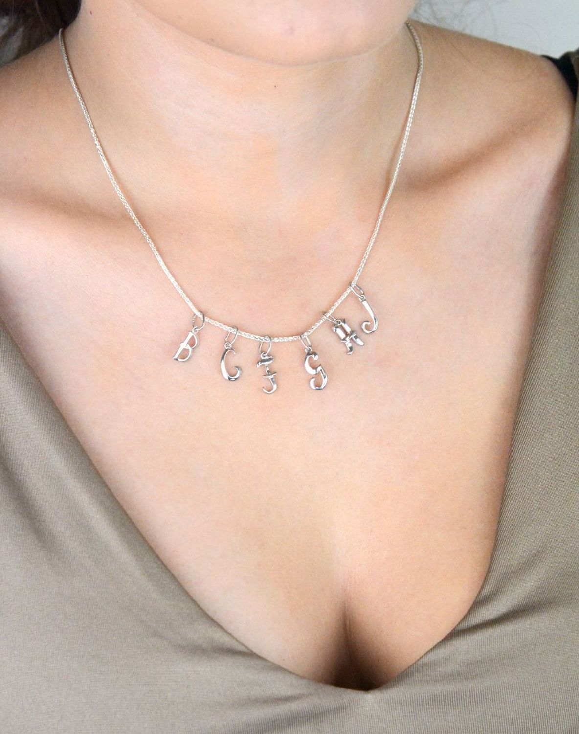 Zawieszka srebrna 925 z literką H. Długość 1,6 cm, szerokość 7 mm, waga 0,33 g. Delikatna, personalizowana biżuteria. Model DIA-ZAW-W324R-H-925 – idealna na prezent.1.jpg