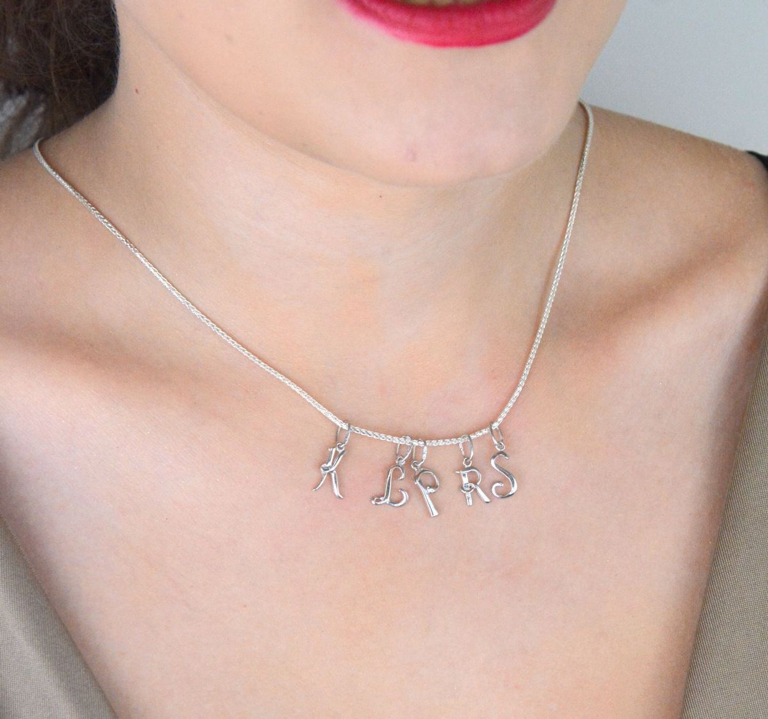 Zawieszka srebrna 925 z literką L, długość 1,8 cm, szerokość 8 mm, waga 0,33 g. Subtelna, personalizowana biżuteria w minimalistycznym stylu. Model DIA-ZAW-W324R-L-925.1.jpg