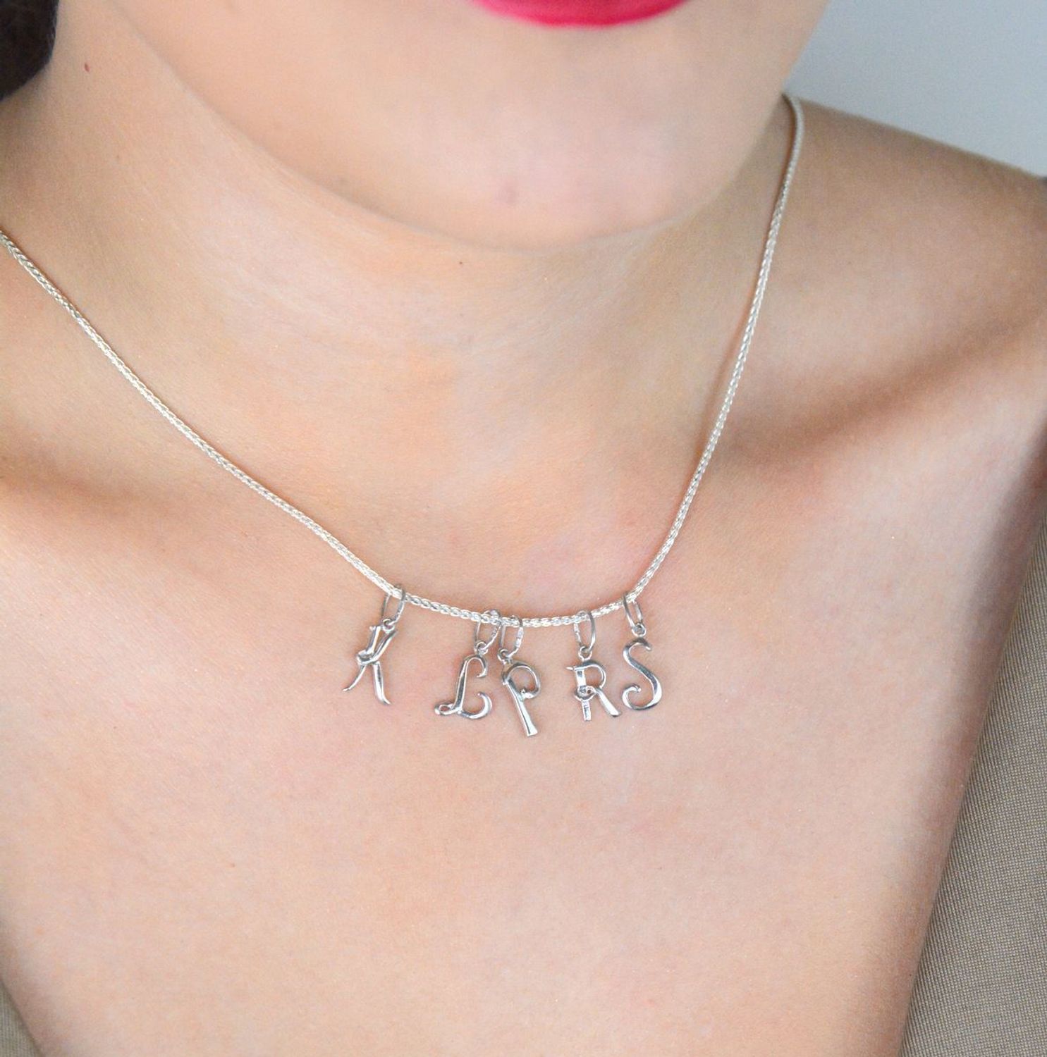 Zawieszka srebrna 925 z literką P, długość z oczkiem 2,0 cm, szerokość 5 mm. Elegancka i minimalistyczna biżuteria personalizowana. Model DIA-ZAW-W324R-P-925.11.jpg