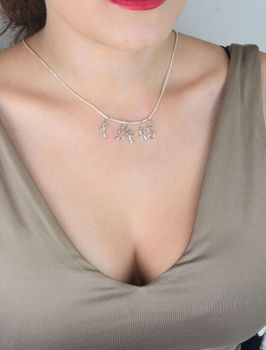 Zawieszka srebrna 925 z literką R, długość z oczkiem 1,7 cm, szerokość 6 mm, waga 0,33 g. Minimalistyczna i elegancka biżuteria personalizowana. Model DIA-ZAW-W324R-R-925 (1).JPG