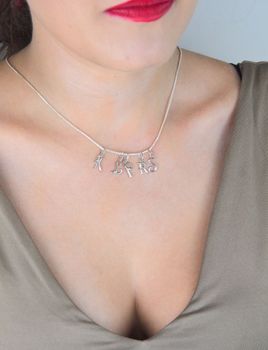Zawieszka srebrna 925 z literką R, długość z oczkiem 1,7 cm, szerokość 6 mm, waga 0,33 g. Minimalistyczna i elegancka biżuteria personalizowana. Model DIA-ZAW-W324R-R-925 (3).JPG