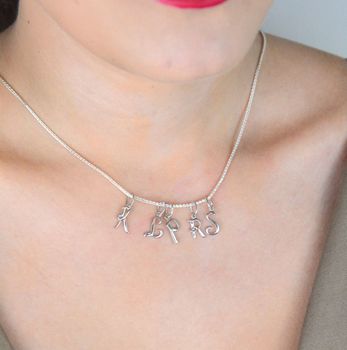 Zawieszka srebrna 925 z literką R, długość z oczkiem 1,7 cm, szerokość 6 mm, waga 0,33 g. Minimalistyczna i elegancka biżuteria personalizowana. Model DIA-ZAW-W324R-R-925 (4).JPG