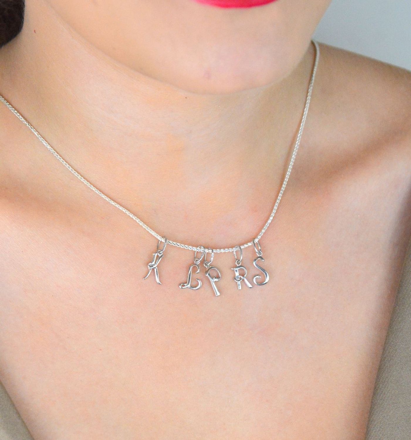 Zawieszka srebrna 925 z literką R, długość z oczkiem 1,7 cm, szerokość 6 mm, waga 0,33 g. Minimalistyczna i elegancka biżuteria personalizowana. Model DIA-ZAW-W324R-R-925.1.jpg