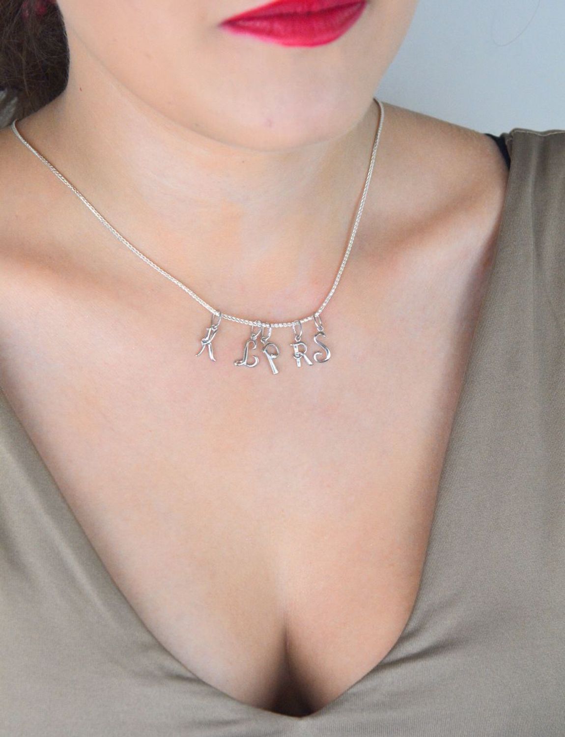 Zawieszka srebrna 925 z literką R, długość z oczkiem 1,7 cm, szerokość 6 mm, waga 0,33 g. Minimalistyczna i elegancka biżuteria personalizowana. Model DIA-ZAW-W324R-R-925.1.jpg