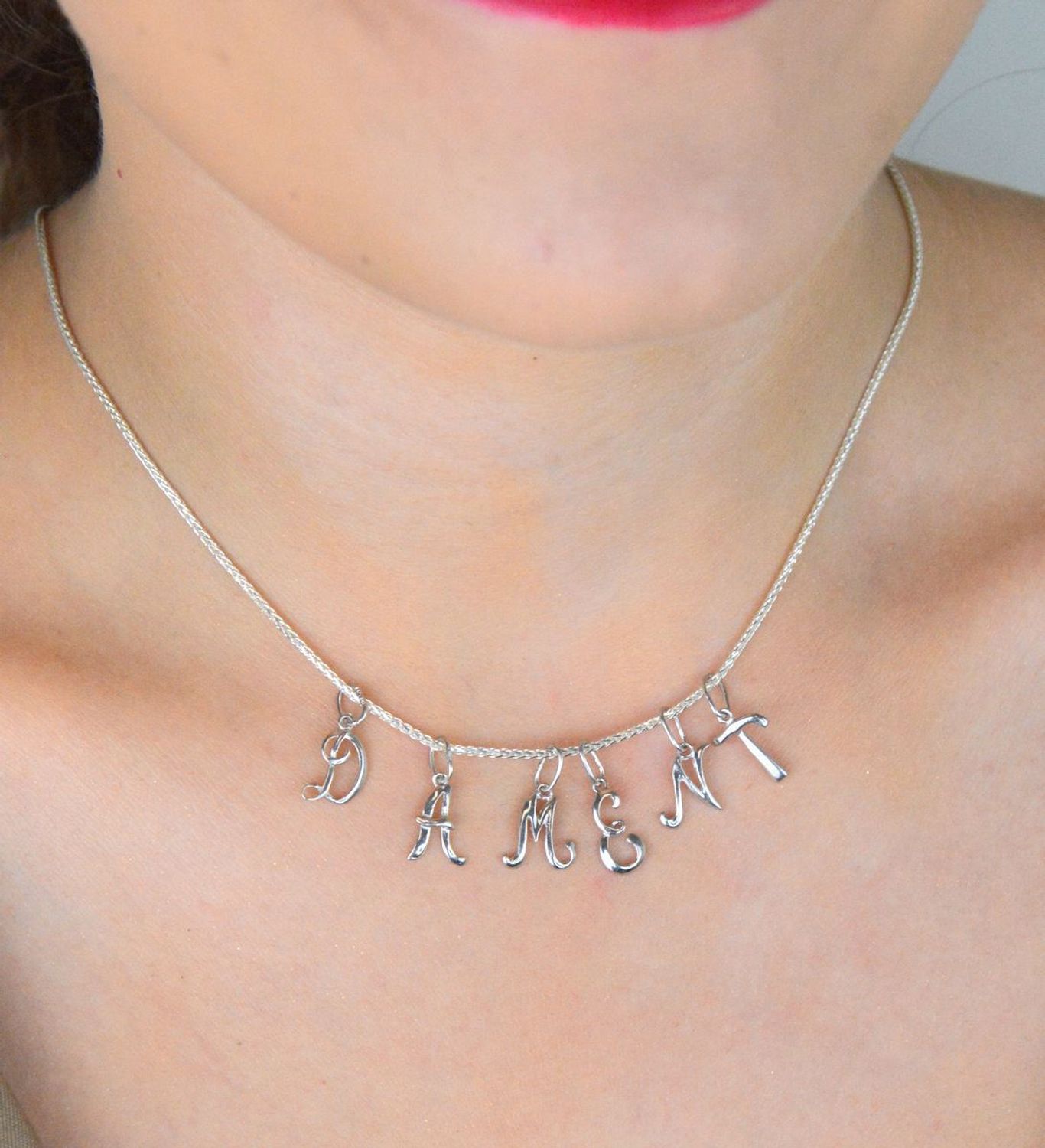 Zawieszka srebrna 925 z literką T, długość z oczkiem 1,7 cm, szerokość 7 mm, waga 0,33 g. Elegancka, minimalistyczna i personalizowana biżuteria. Model DIA-ZAW-W324R-T-925.1.jpg