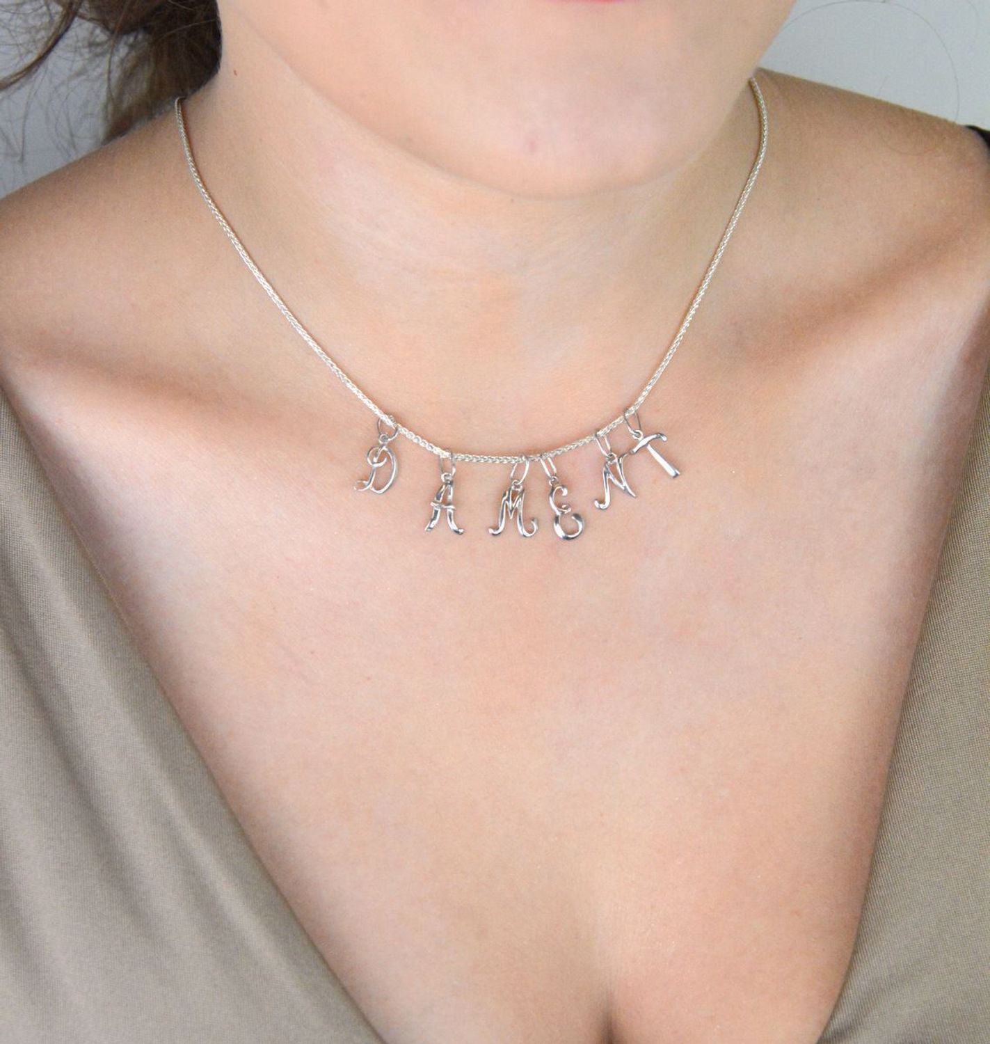 Zawieszka srebrna 925 z literką T, długość z oczkiem 1,7 cm, szerokość 7 mm, waga 0,33 g. Elegancka, minimalistyczna i personalizowana biżuteria. Model DIA-ZAW-W324R-T-925.1.jpg