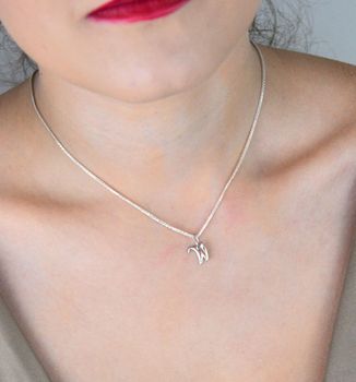 Zawieszka srebrna 925 z literką W. Elegancka i subtelna biżuteria personalizowana – wymiary 1,4 x 1,0 cm, waga 0,33 g. Model DIA-ZAW-W324R-W-925 – idealna na prezent z przesłaniem (1).JPG