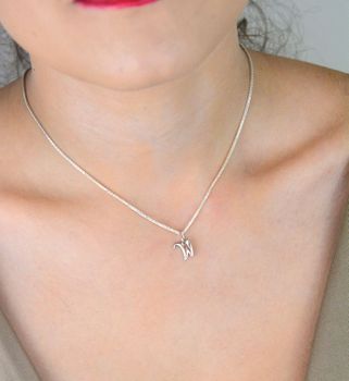Zawieszka srebrna 925 z literką W. Elegancka i subtelna biżuteria personalizowana – wymiary 1,4 x 1,0 cm, waga 0,33 g. Model DIA-ZAW-W324R-W-925 – idealna na prezent z przesłaniem (3).JPG