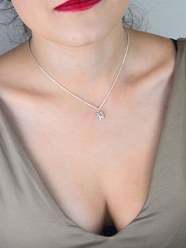 Zawieszka srebrna 925 z literką W. Elegancka i subtelna biżuteria personalizowana – wymiary 1,4 x 1,0 cm, waga 0,33 g. Model DIA-ZAW-W324R-W-925 – idealna na prezent z przesłaniem (4).JPG