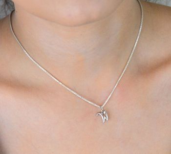 Zawieszka srebrna 925 z literką W. Elegancka i subtelna biżuteria personalizowana – wymiary 1,4 x 1,0 cm, waga 0,33 g. Model DIA-ZAW-W324R-W-925 – idealna na prezent z przesłaniem (5).JPG