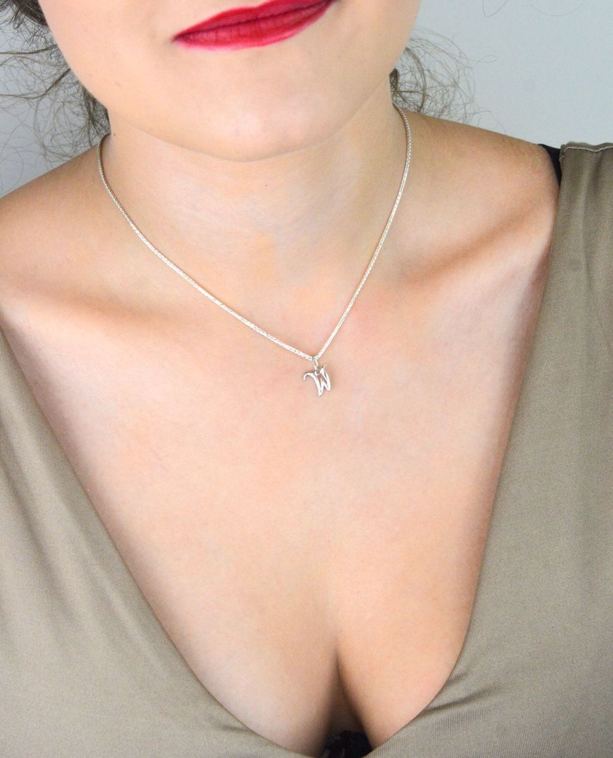 Zawieszka srebrna 925 z literką W. Elegancka i subtelna biżuteria personalizowana – wymiary 1,4 x 1,0 cm, waga 0,33 g. Model DIA-ZAW-W324R-W-925 – idealna na prezent z przesłaniem.1.jpg