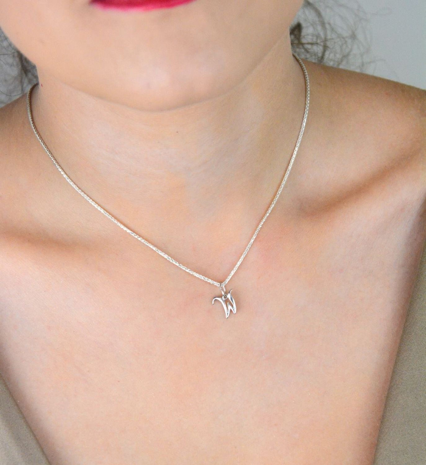 Zawieszka srebrna 925 z literką W. Elegancka i subtelna biżuteria personalizowana – wymiary 1,4 x 1,0 cm, waga 0,33 g. Model DIA-ZAW-W324R-W-925 – idealna na prezent z przesłaniem.1.jpg