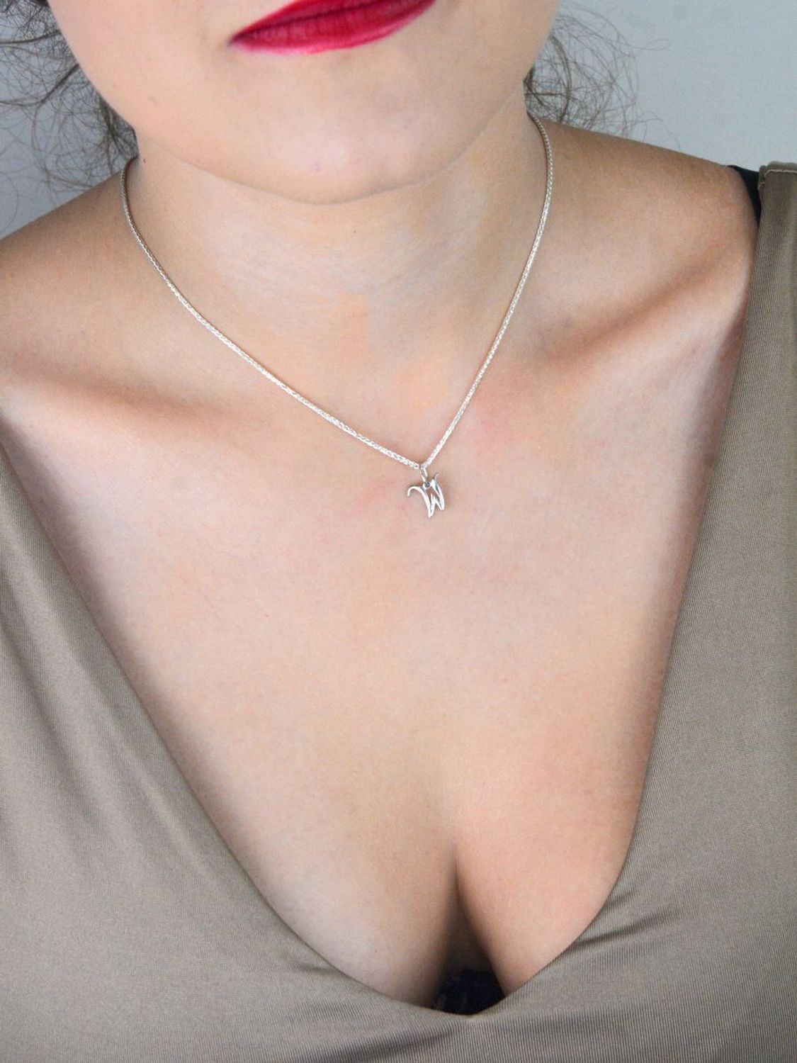 Zawieszka srebrna 925 z literką W. Elegancka i subtelna biżuteria personalizowana – wymiary 1,4 x 1,0 cm, waga 0,33 g. Model DIA-ZAW-W324R-W-925 – idealna na prezent z przesłaniem.1.jpg