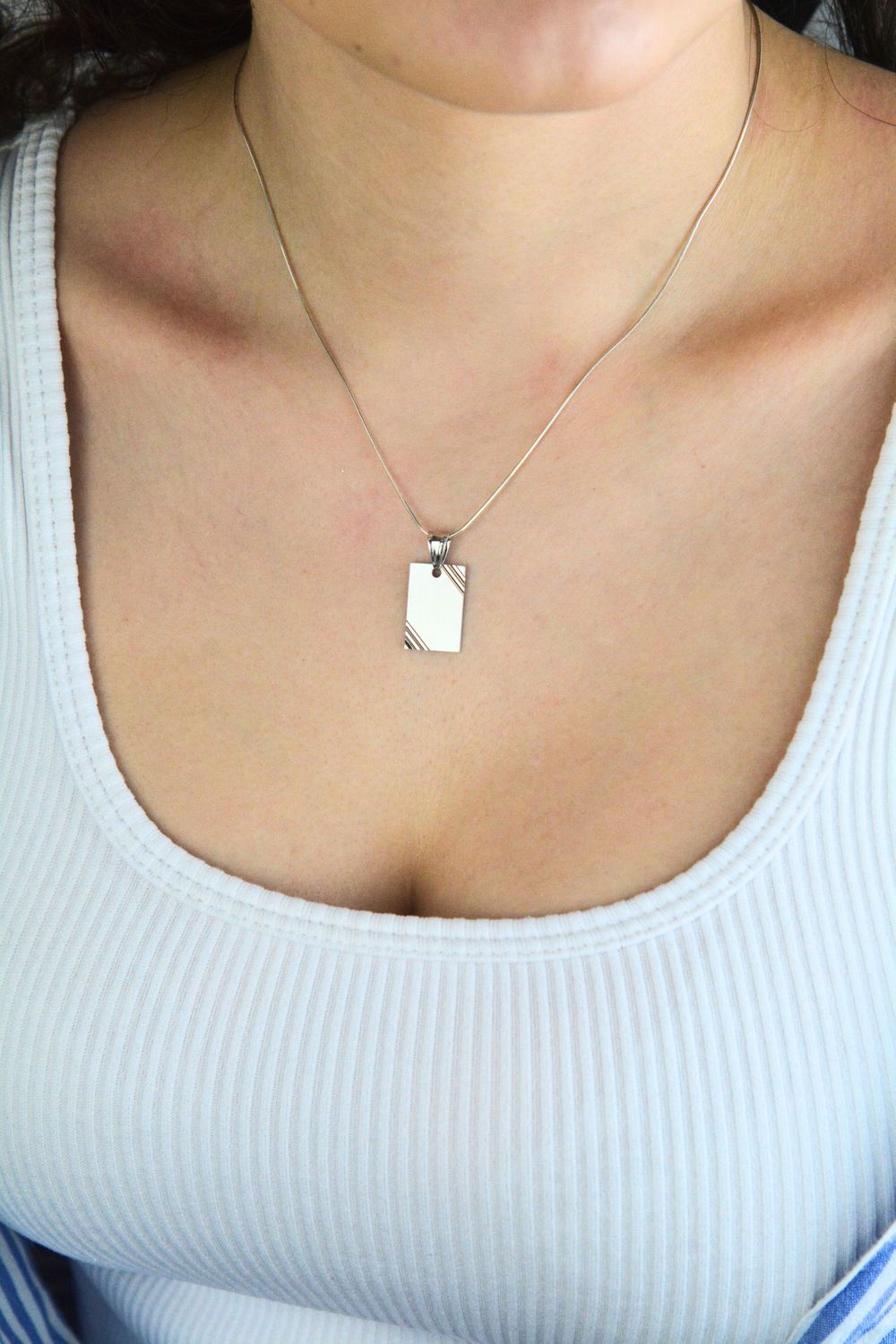 Prostokątna zawieszka srebrna 925, matowa i zdobiona wzorem, idealna pod grawer. Lekka, elegancka i nowoczesna biżuteria.1.jpg