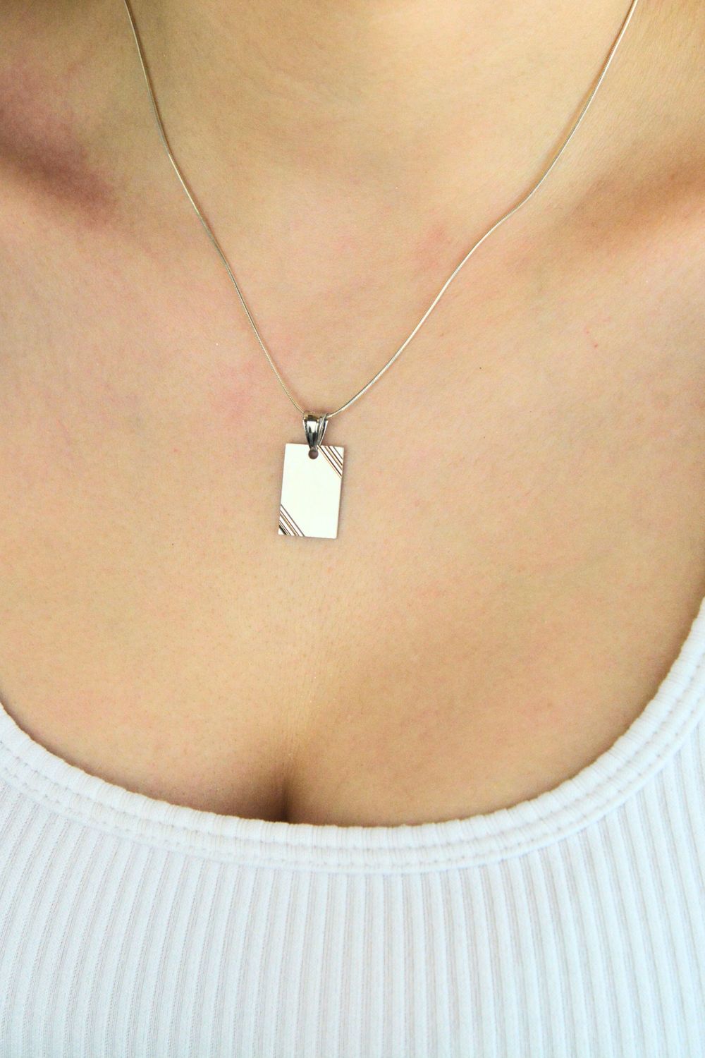 Prostokątna zawieszka srebrna 925, matowa i zdobiona wzorem, idealna pod grawer. Lekka, elegancka i nowoczesna biżuteria.1.jpg