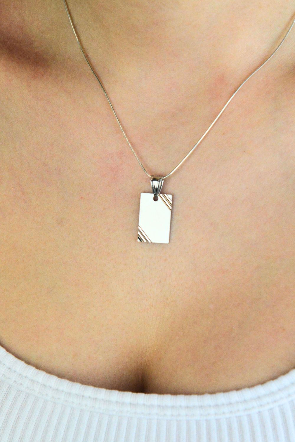 Prostokątna zawieszka srebrna 925, matowa i zdobiona wzorem, idealna pod grawer. Lekka, elegancka i nowoczesna biżuteria.1.jpg