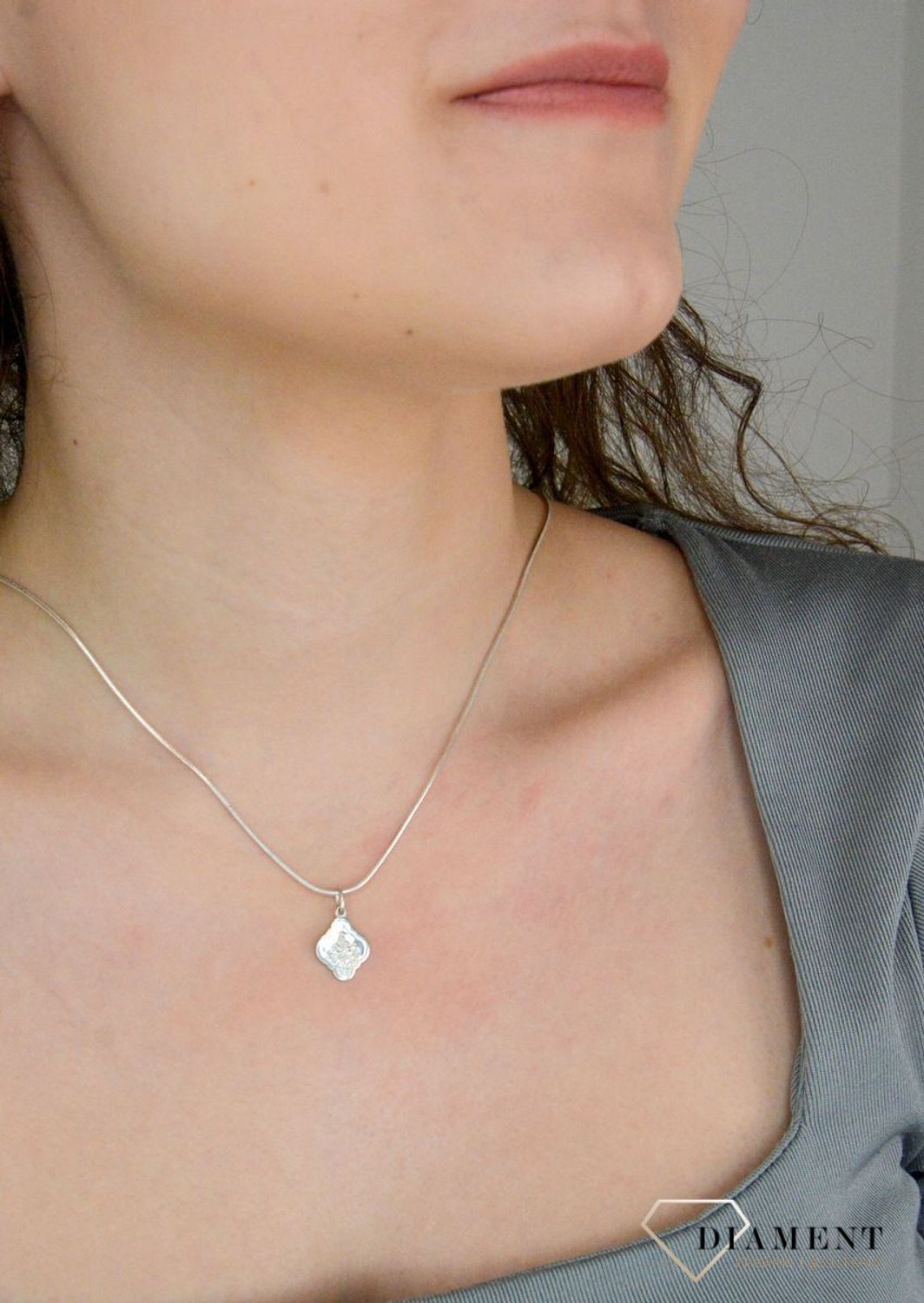 Zawieszka medalik srebrna 925 szkaplerz, DIA-ZAW-WD1536-925 Srebrna zawieszka medalik dwustronny Szkaplerz. Srebrna zawieszka została wykonana z najwyższej jakości srebra próby 925. Zawieszka medalik 1.jpg