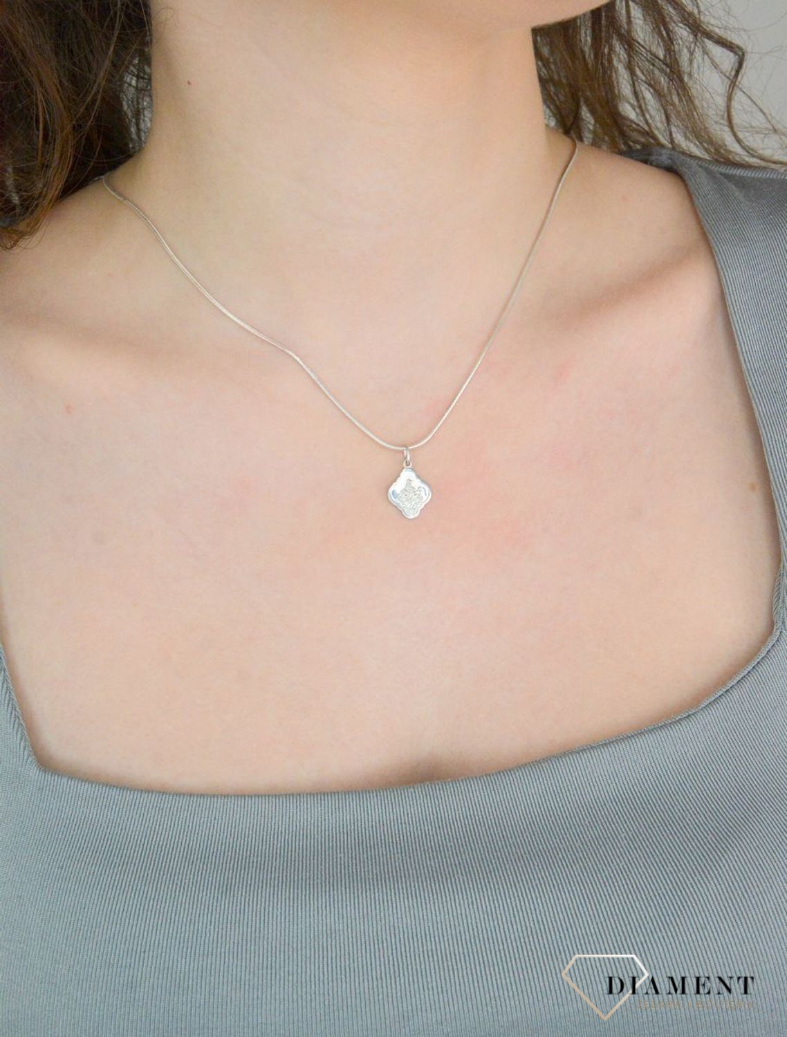 Zawieszka medalik srebrna 925 szkaplerz, DIA-ZAW-WD1536-925 Srebrna zawieszka medalik dwustronny Szkaplerz. Srebrna zawieszka została wykonana z najwyższej jakości srebra próby 925. Zawieszka medalik 1.jpg