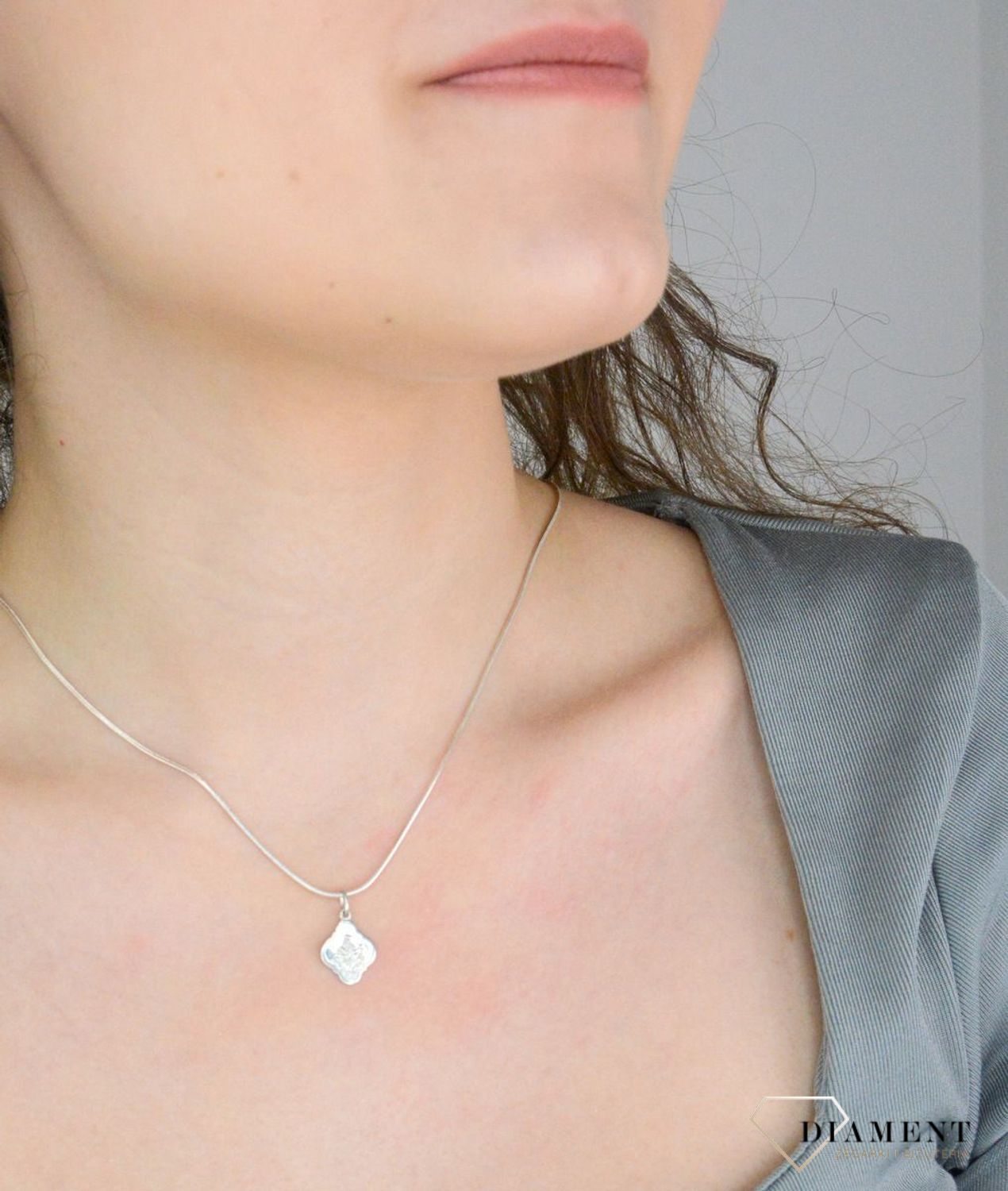 Zawieszka medalik srebrna 925 szkaplerz, DIA-ZAW-WD1536-925 Srebrna zawieszka medalik dwustronny Szkaplerz. Srebrna zawieszka została wykonana z najwyższej jakości srebra próby 925. Zawieszka medalik 1.jpg