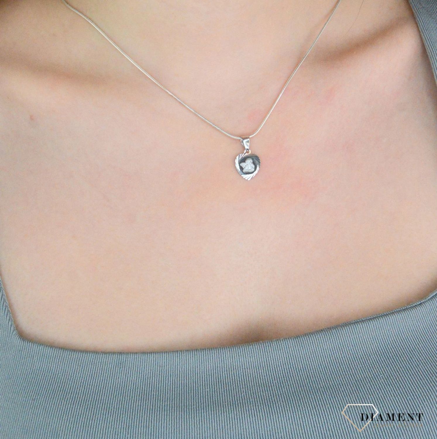 Zawieszka srebrna serce z aniołkiem srebro próba 925, DIA-ZAW-WD175R-925 Srebrna zawieszka aniołek to propozycja od Sklepu Jubilerskiego Diament. Piękny medalik o bogatej symbolice religijnej.1.jpg