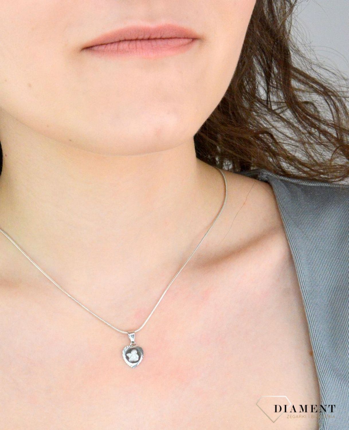 Zawieszka srebrna serce z aniołkiem srebro próba 925, DIA-ZAW-WD175R-925 Srebrna zawieszka aniołek to propozycja od Sklepu Jubilerskiego Diament. Piękny medalik o bogatej symbolice religijnej.1.jpg