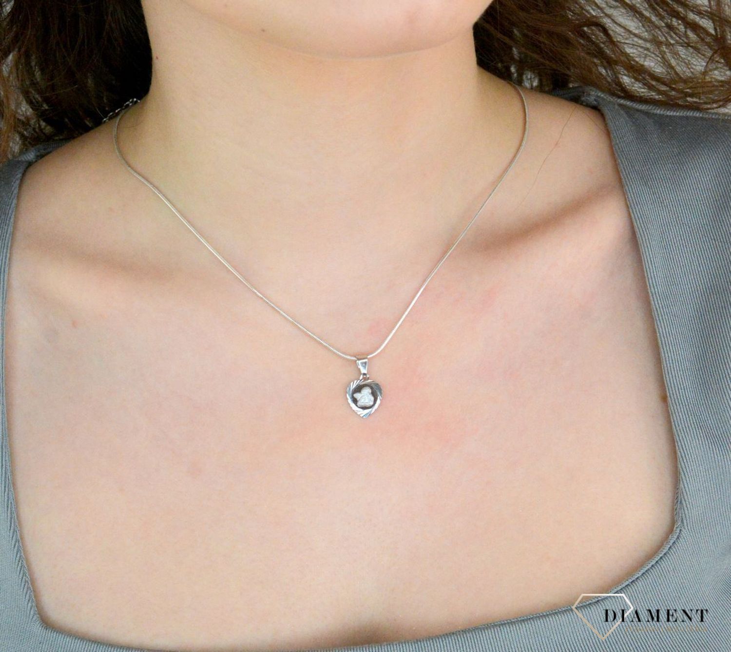 Zawieszka srebrna serce z aniołkiem srebro próba 925, DIA-ZAW-WD175R-925 Srebrna zawieszka aniołek to propozycja od Sklepu Jubilerskiego Diament. Piękny medalik o bogatej symbolice religijnej.1.jpg